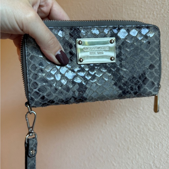 Michael Kors Snake Embossed wristlet - Picture 5 of 6